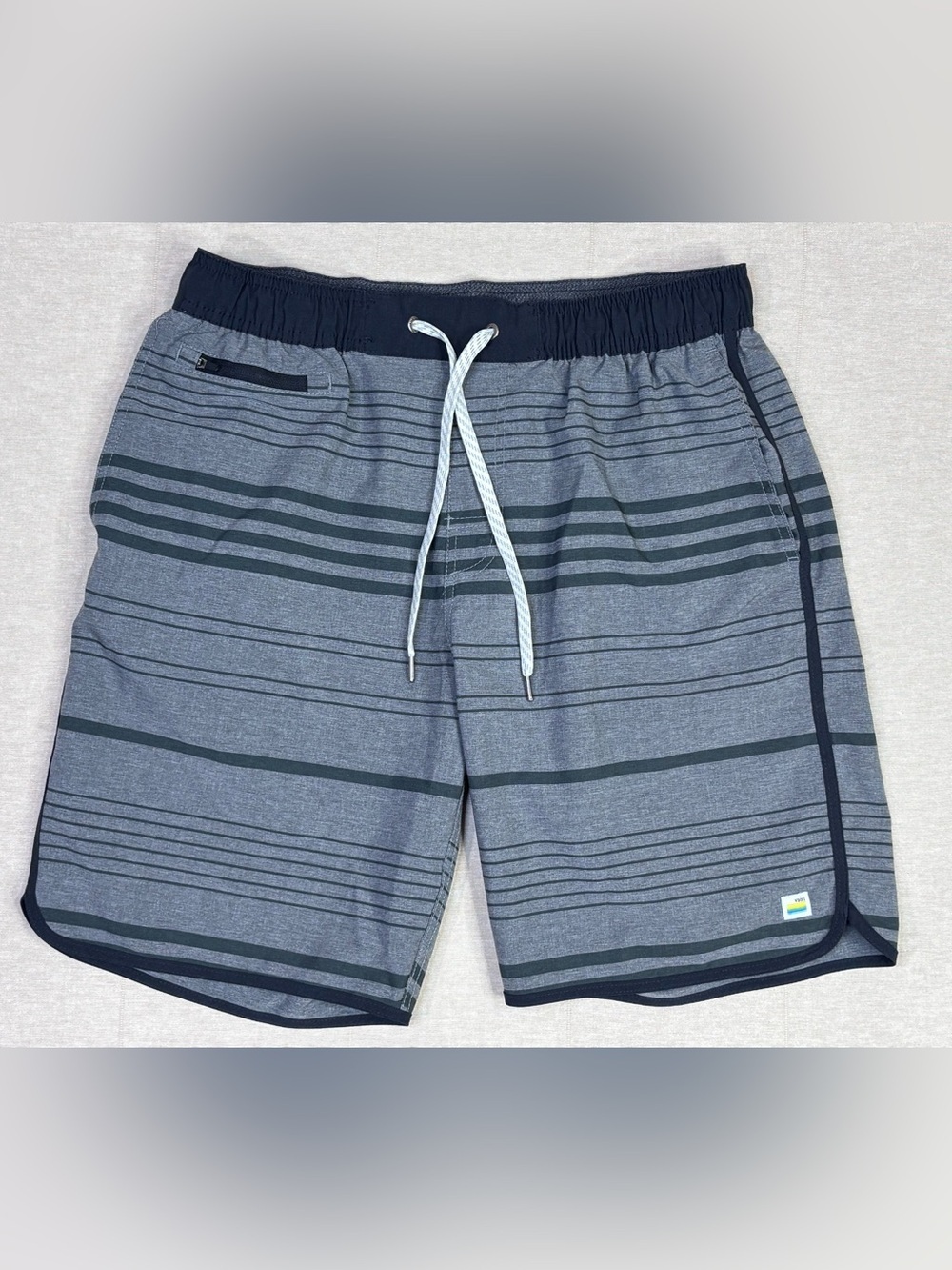 Vuori Kore Shorts Striped Gray Navy Lined Athletic Men’s Large Active